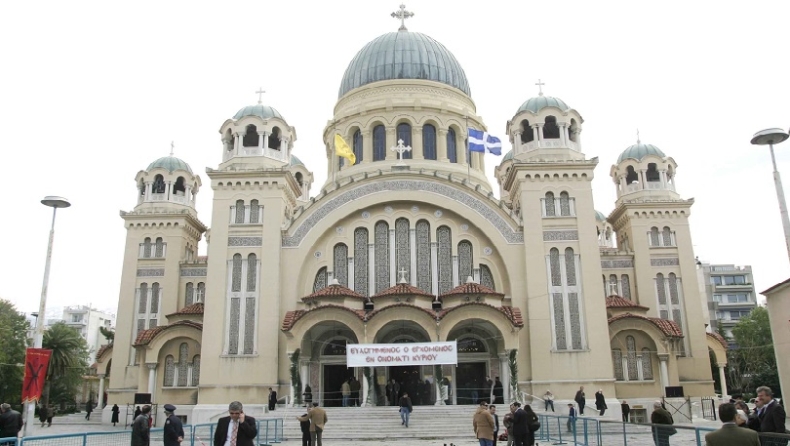 Η Μέκκα «κλείνει», οι εκκλησίες στην Πάτρα όχι