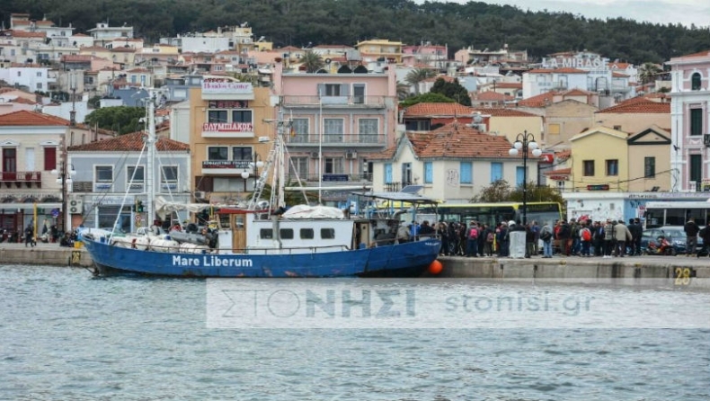 Μυτιλήνη: «Μπλόκο» στο «Mare Liberum» για τροφοδοσία (vid)