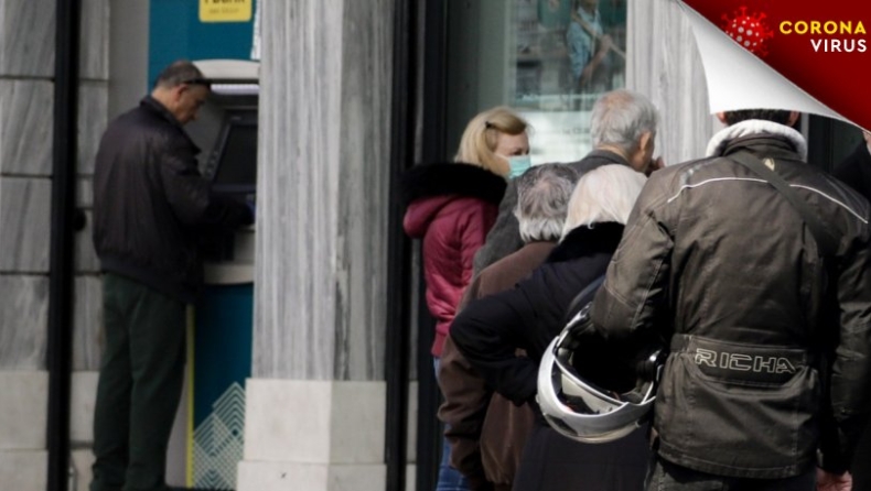 Λαμία: Ζαλίστηκε και έπεσε ενώ περίμενε στην ουρά της τράπεζας και φώναζαν «μην τον πλησιάζετε»