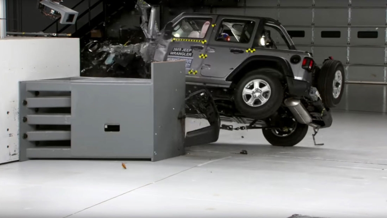 Aνατράπηκε το Jeep Wrangler σε crash test στις ΗΠΑ (pics & vid)