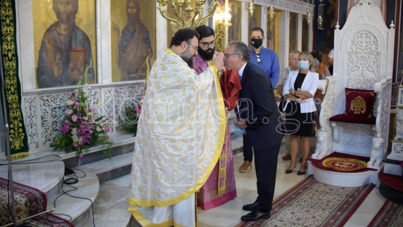 Χωρίς καμία προφύλαξη κατά του κορονοϊού κοινώνησε ο Κουμουτσάκος