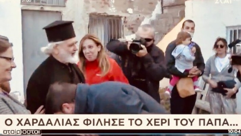 Η απάντηση του Νίκου Χαρδαλιά για το «χειροφίλημα» στον ιερέα