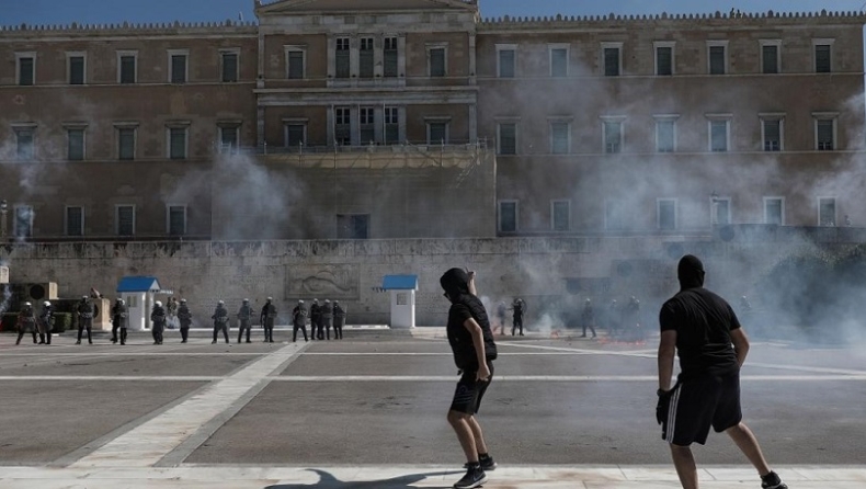 Δύο συλλήψεις για τα επεισόδια με μολότοφ στο μνημείο του Αγνώστου Στρατιώτη