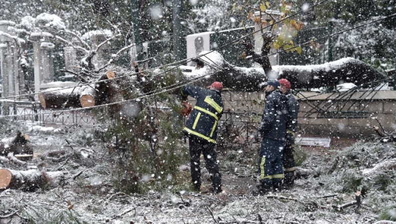 ΔΕΔΔΗΕ: Χωρίς ρεύμα χιλιάδες σπίτια, θα διαρκέσει μέρες η αποκατάσταση (vid)