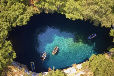 Μία από τις 10 πιο εντυπωσιακές λίμνες του κόσμου βρίσκεται στην Ελλάδα