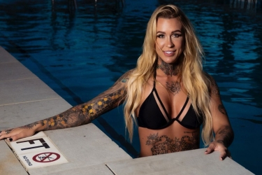 Η πιο σέξι και ανερχόμενη Αμερικανίδα μαχήτρια του ΜΜΑ έχει τατουάζ «Ή ταν ή επί τας»