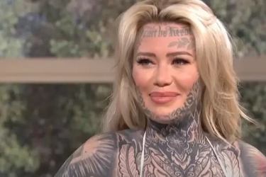 Έδωσε 41.000 ευρώ για να γεμίσει με τατουάζ - Βγήκε με μπικίνι σε εκπομπή και αποκάλυψε τα πιο επώδυνα