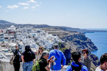 «Φτιάχνουν παντού εκκλησάκια αντί για τους δρόμους» - Οι χειρότερες κριτικές τουριστών για τα ελληνικά νησιά