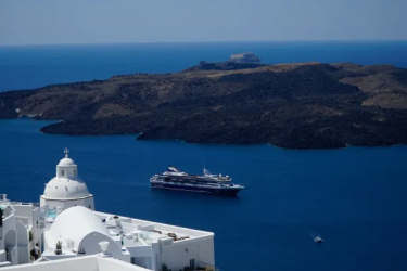 Σαντορίνη: Το εξωφρενικό ποσό που χρέωσαν Ελληνίδα τουρίστρια για ένα κομμάτι μουσακά