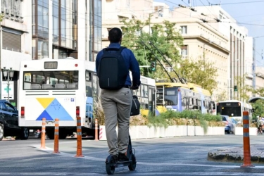 Βαριά πρόστιμα και φυλακή για όσους οδηγούν ηλεκτρικά πατίνια