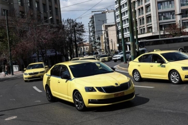 Ταξιτζής πήρε 160 ευρώ από τουρίστα για Πειραιά-αεροδρόμιο και του έγραψε «ευχαριστώ κορόιδο»