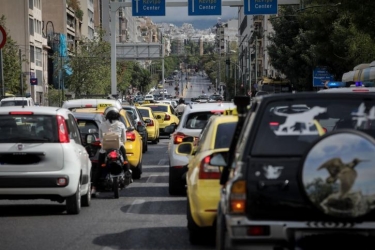 Πόσες ώρες χάνουμε από τη ζωή μας κολλημένοι στην κίνηση κάθε χρόνο