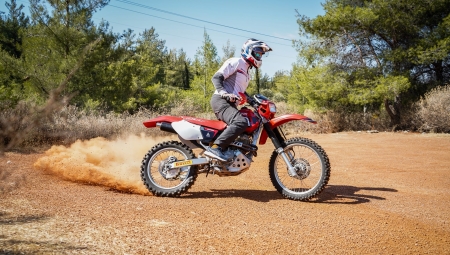 Ο Βασίλης Ορφανός παρουσιάζει το θρυλικό Honda XR 400 R (pics)