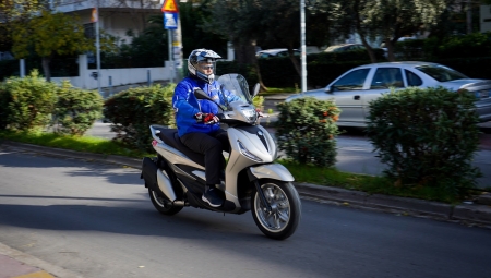 Ο Βασίλης Ορφανός οδηγεί το Piaggio Beverly 400