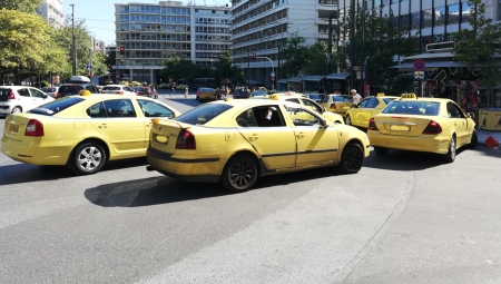 Τα νέα κόμιστρα για τα ταξί: 40 ευρώ από και προς το αεροδρόμιο Ελ. Βενιζέλος