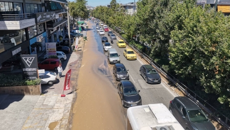 Σε ποτάμι μετατράπηκε η Μεσογείων, έσπασε αγωγός υδάτων 