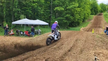 Enduro με μοτέρ από GSX-R1000 επιχειρεί hill climb (vid)