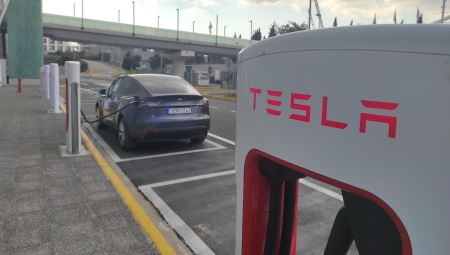 Από τη Δευτέρα η Tesla χρεώνει τη φόρτιση στην Ελλάδα, κανείς δεν ξέρει όμως με ποιο κόστος