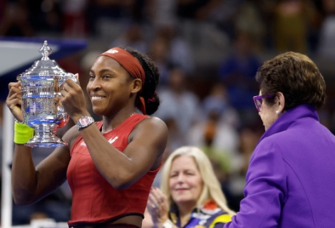 H Κόκο Γκοφ με το τρόπαιο του US Open