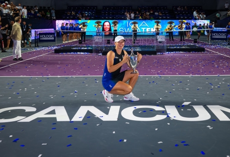 H Ιγκα Σβιόντεκ με το τρόπαιο του WTA Finals