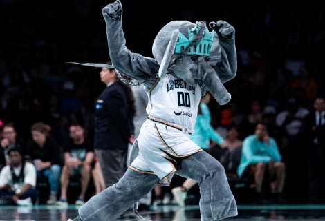 Ellie the Elephant: Γιατί μια μασκότ ξεχωρίζει στα γήπεδα του WNBA