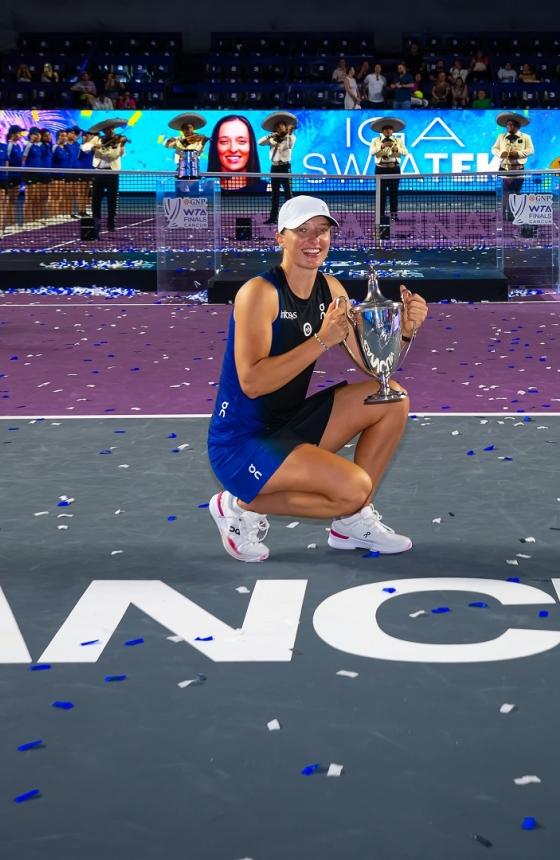 H Ιγκα Σβιόντεκ με το τρόπαιο του WTA Finals