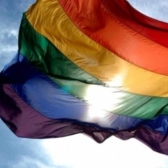Διαψεύδει η UEFA ότι απαγόρευσε τις ΛΟΑΤΚΙ σημαίες στη Βουδαπέστη: «Είναι ευθύνη των τοπικών αρχών»