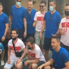 Αγκαλιασμένοι Ιταλοί και Τούρκοι φίλαθλοι πριν το ματς (vid)
