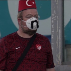 Τούρκος φίλαθλος με... μουστάκι πάνω από τη μάσκα (vid)