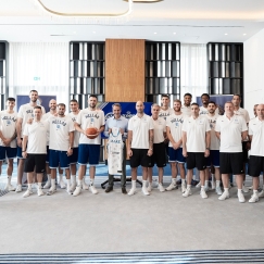 Ο Κυριάκος Μητσοτάκης με την Εθνική ομάδα μπάσκετ