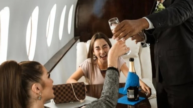 Οι περίεργες επιπτώσεις που μπορεί να έχει στο σώμα η κατανάλωση αλκοόλ στο αεροπλάνο 