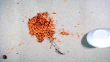 Η σοκαριστική αλήθεια που κρύβεται πίσω από τον «κανόνα των πέντε δευτερολέπτων»: Τι πραγματικά συμβαίνει όταν το φαγητό πέφτει στο πάτωμα (vid) 