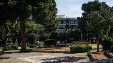 Χαλάνδρι: Πρόστιμο 1.000 ευρώ σε «ακαθάριστο» κήπο σπιτιού με... συνθετικό χλοοτάπητα 