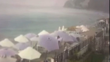 Η στιγμή που ανεμοστρόβιλος ξηλώνει ομπρέλες σε beach bar της Χαλκιδικής (vid)