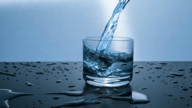 Ειδικός αποκαλύπτει αν η κατανάλωση κρύου νερού μπορεί να προκαλέσει προβλήματα υγείας (vid) 