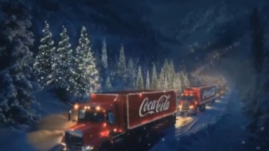 Η Coca-Cola άλλαξε την εμβληματική χριστουγεννιάτικη διαφήμιση της και οι θεατές ξεσηκώθηκαν στα social media: «Απαράδεκτο» (vid)