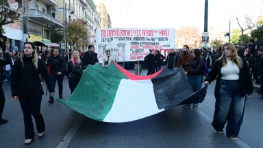 Με τεράστια σημαία της Παλαιστίνης ξεκίνησε η πορεία από το Πολυτεχνείο (vid)