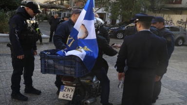 Αναστάτωση στην κηδεία του Κώστα Σημίτη: Διαδηλωτής σήκωσε σημαία του Ιωάννη Μεταξά