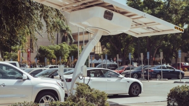 Ιδιοκτήτης Tesla μοιράστηκε τον πρώτο λογαριασμό ρεύματος μετά την αγορά του αυτοκινήτου και το ίντερνετ έπαθε «πλάκα»