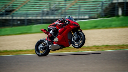 H νέα Ducati Panigale V4 είναι ένα μικρό μηχανολογικό θαύμα (vid)