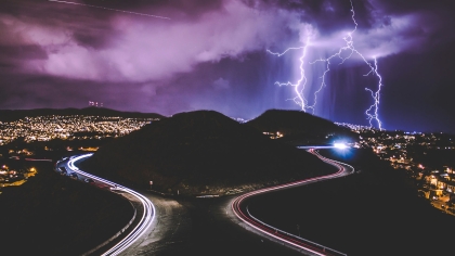 Πώς να μην κινδυνεύσετε αν συναντήσετε καταιγίδα με κεραυνούς στο δρόμο