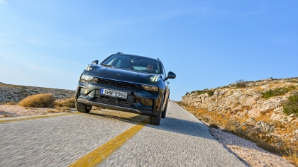 Οδηγήσαμε το νέο plug-in hybrid Lynk & Co 01