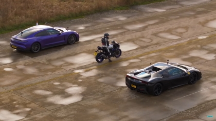 Ferrari, Porsche ή Yamaha: Ποιος κέρδισε σε drag race (vid)