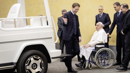 Το νέο Popemobile είναι ηλεκτρικό και έχει περιστρεφόμενη πολυθρόνα