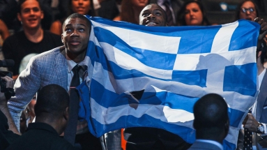 Η περηφάνια των Μπακς για τον σημαιοφόρο Αντετοκούνμπο: «Ένα παιδί από τα Σεπόλια εκπροσωπεί τη χώρα του»