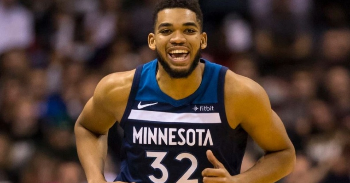 Karl towns. Karl Anthony Towns. Тини Таунс. Энтони с наградой.