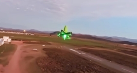 Πατέρας και γιος κατασκεύασαν το πιο γρήγορο drone στον κόσμο: Η ιλιγγιώδης ταχύτητα που μπορεί να αναπτύξει (vid)