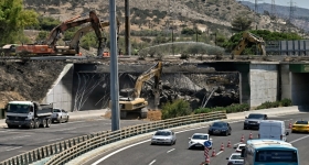 Ομαλοποιήθηκε η κίνηση των οχημάτων στην Αθηνών-Κορίνθου: Σε εξέλιξη η κατεδάφιση της γέφυρας μετά την έκρηξη (vid) 